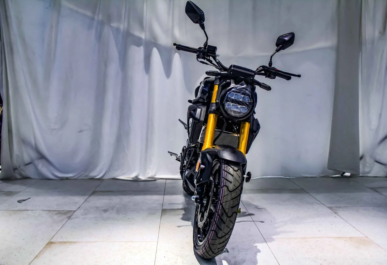 Vitacci XMT 250 EFI Street Bike, 6-Speed Standard, 4-Stroke Single Cylinder, Oil-Cooled