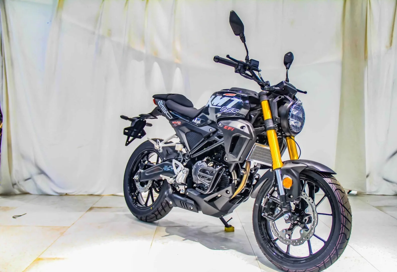 Vitacci XMT 250 EFI Street Bike, 6-Speed Standard, 4-Stroke Single Cylinder, Oil-Cooled