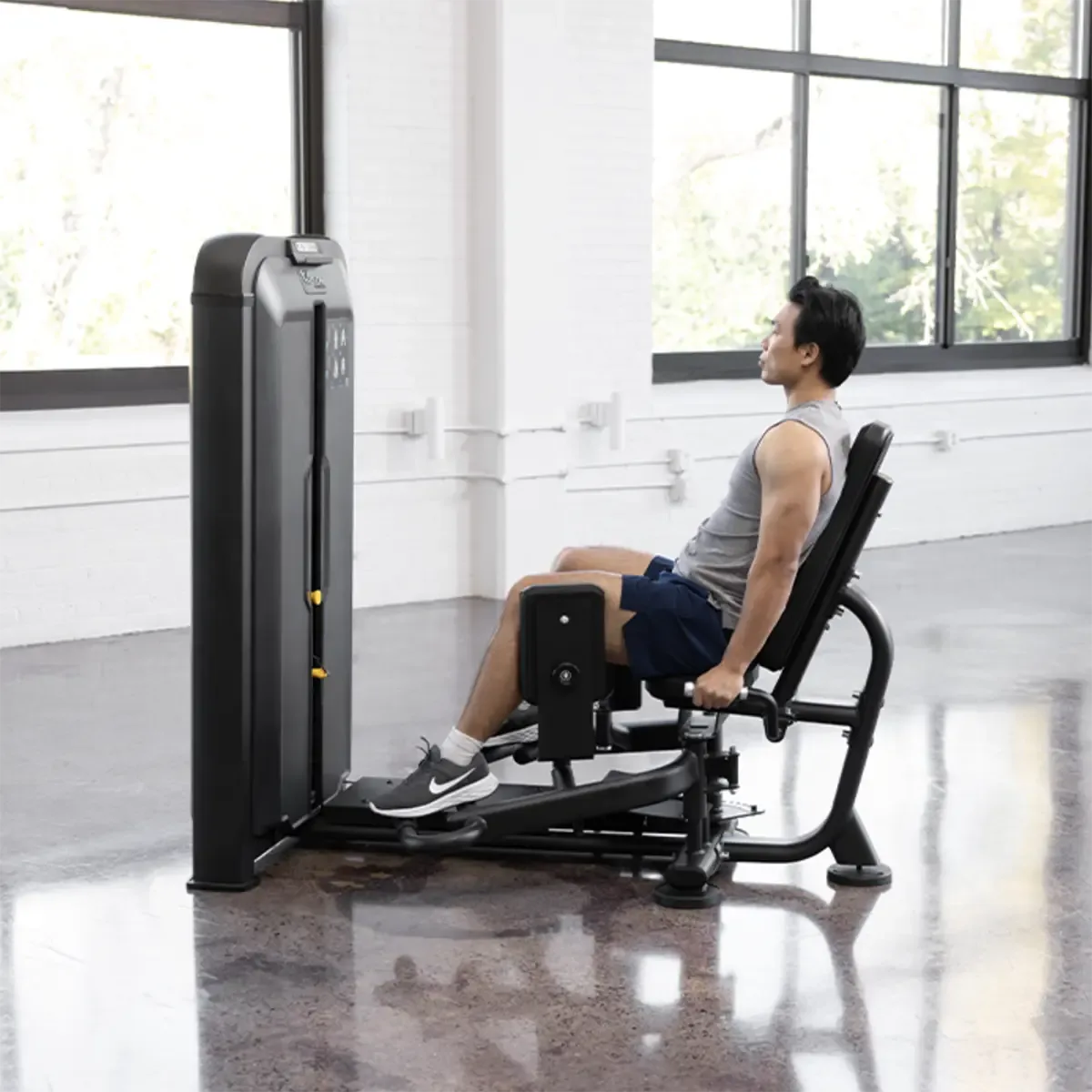 Vision Keystone Commercial lower-body machine with 73 kg weight stack and non-slip platform