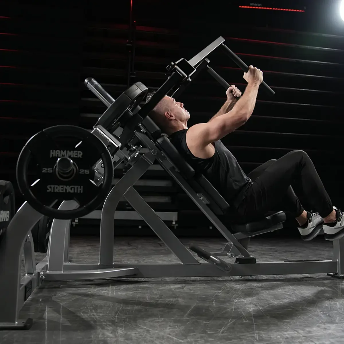 Hammer Strength chest machine with flat to decline adjustment