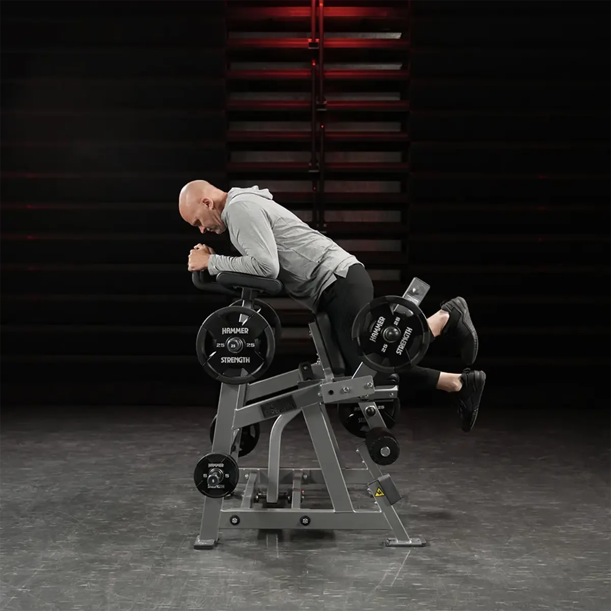 Hammer Strength Plate-loaded kneeling leg curl with pivoting knee cradle and storage horns