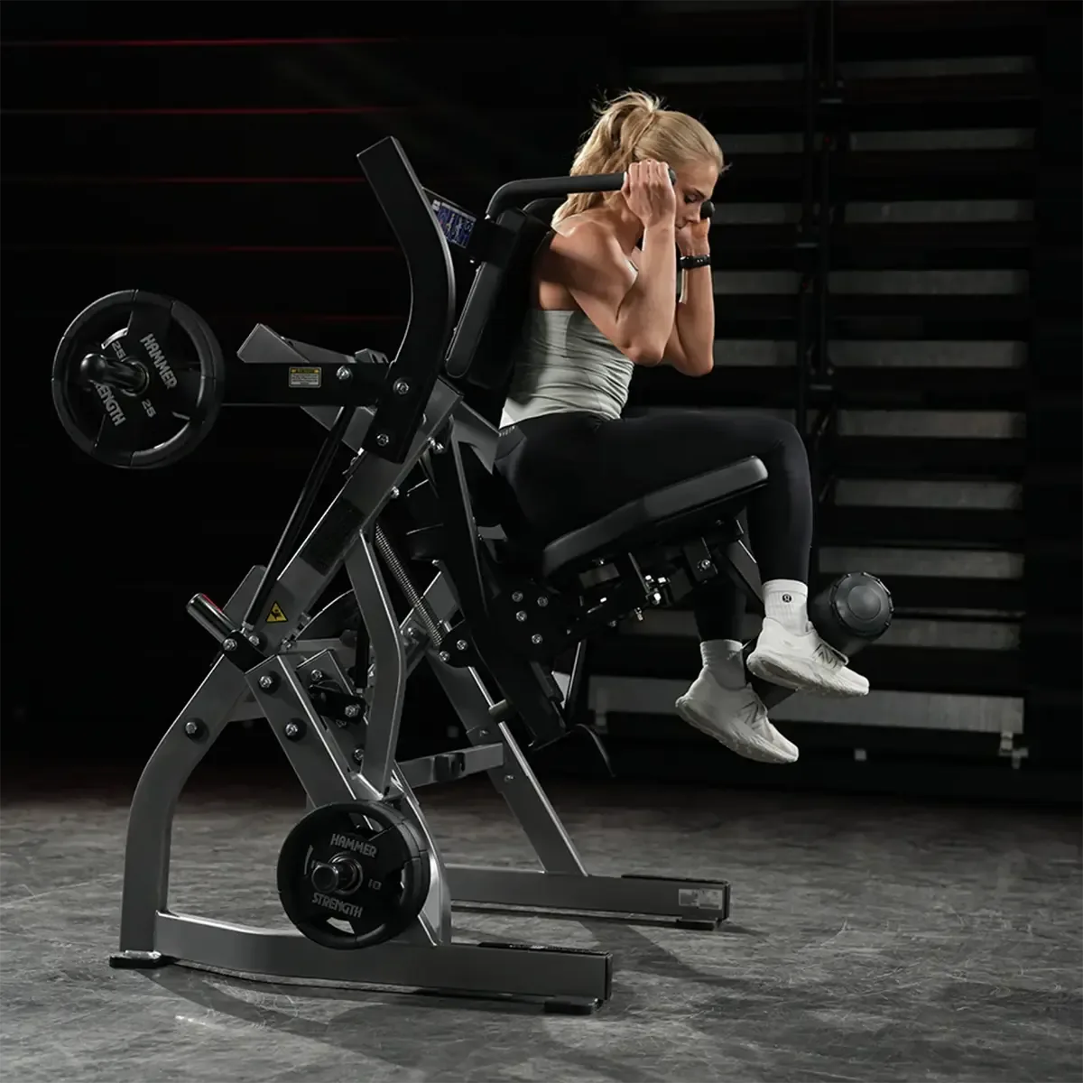 Hammer Strength Plate-loaded abdominal and oblique crunch machine with swivel seat