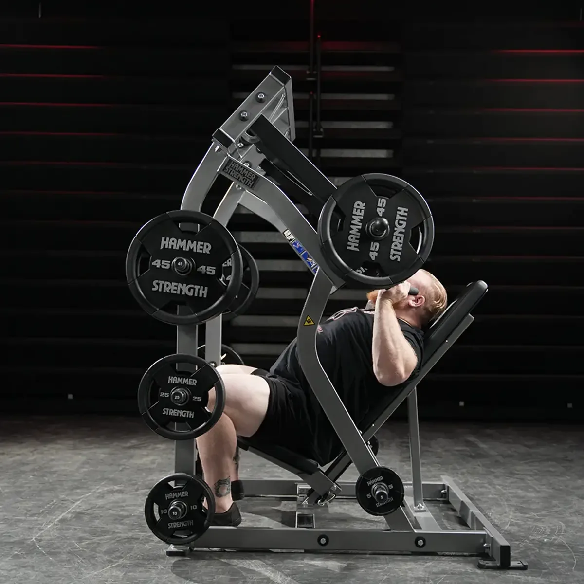 Hammer Strength Plate-loaded shoulder press machine with independent arms