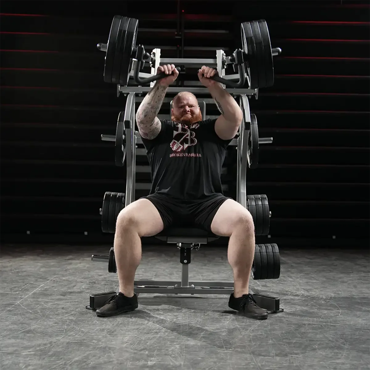 Incline chest press machine with ergonomic handles and independent arms