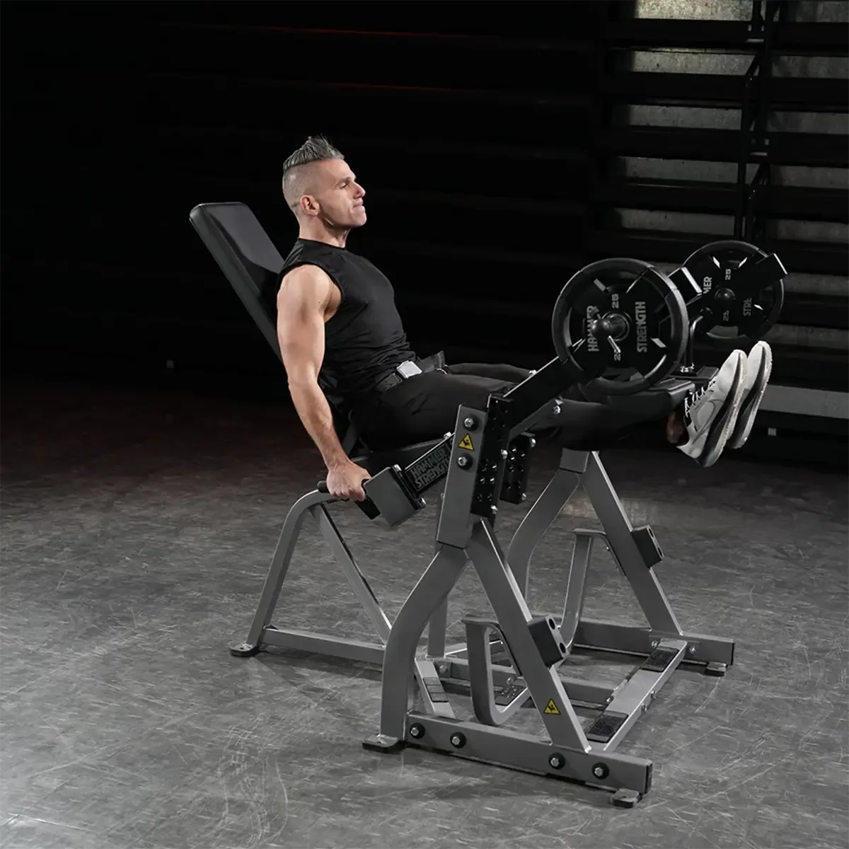 Plate-loaded leg extension with independent diverging and converging motion