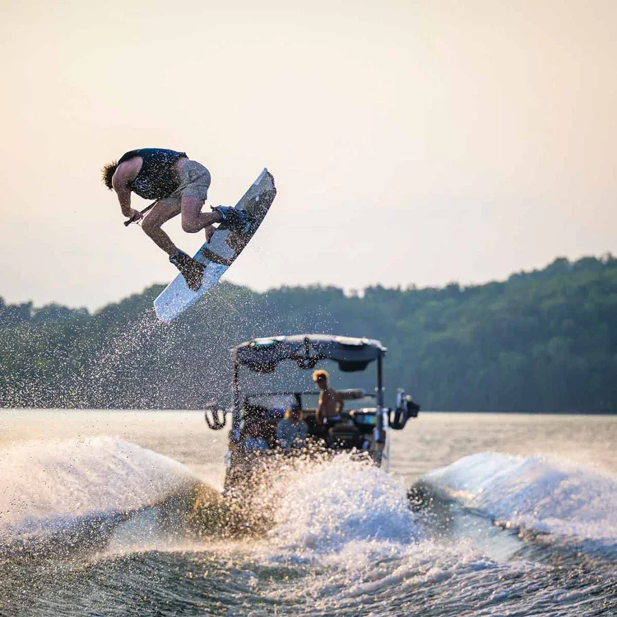 Hyperlite State 2.0 Wakeboard w/ Frequency Bindings