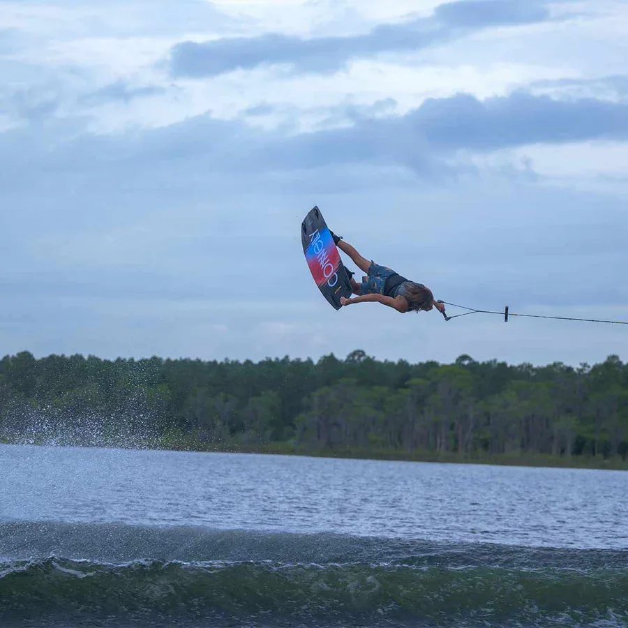 Connelly Reverb Wakeboard w/ Empire Bindings