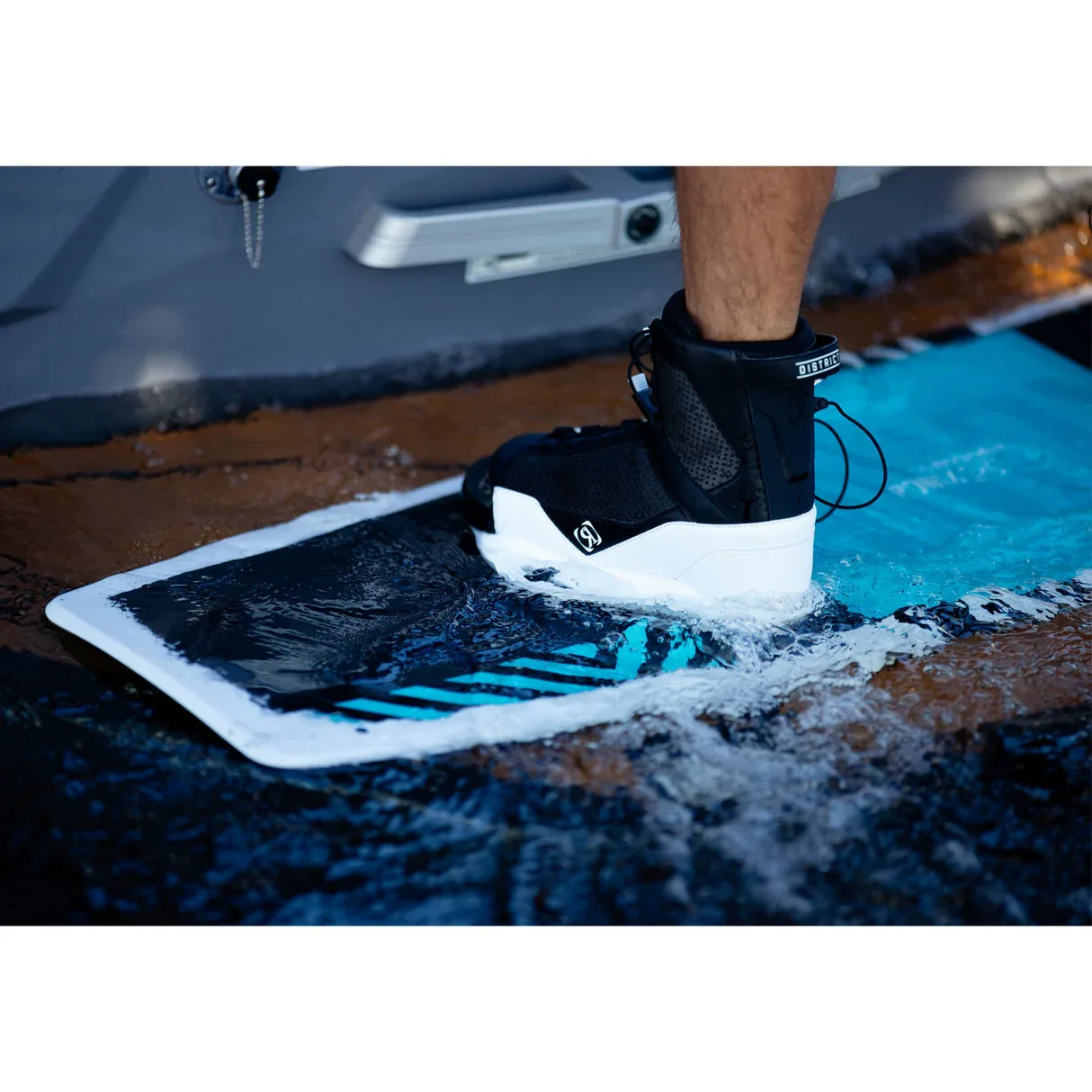 Ronix District Wakeboard w/ District Bindings