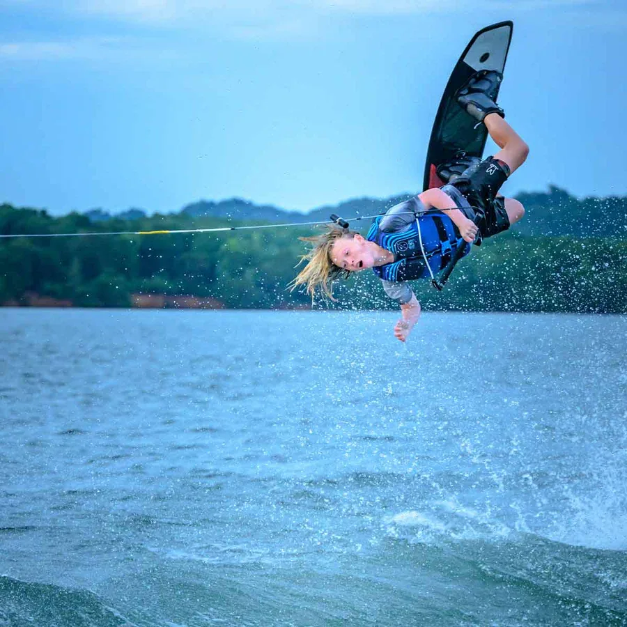 Hyperlite Boy’s Motive Jr Wakeboard w/ Remix Bindings