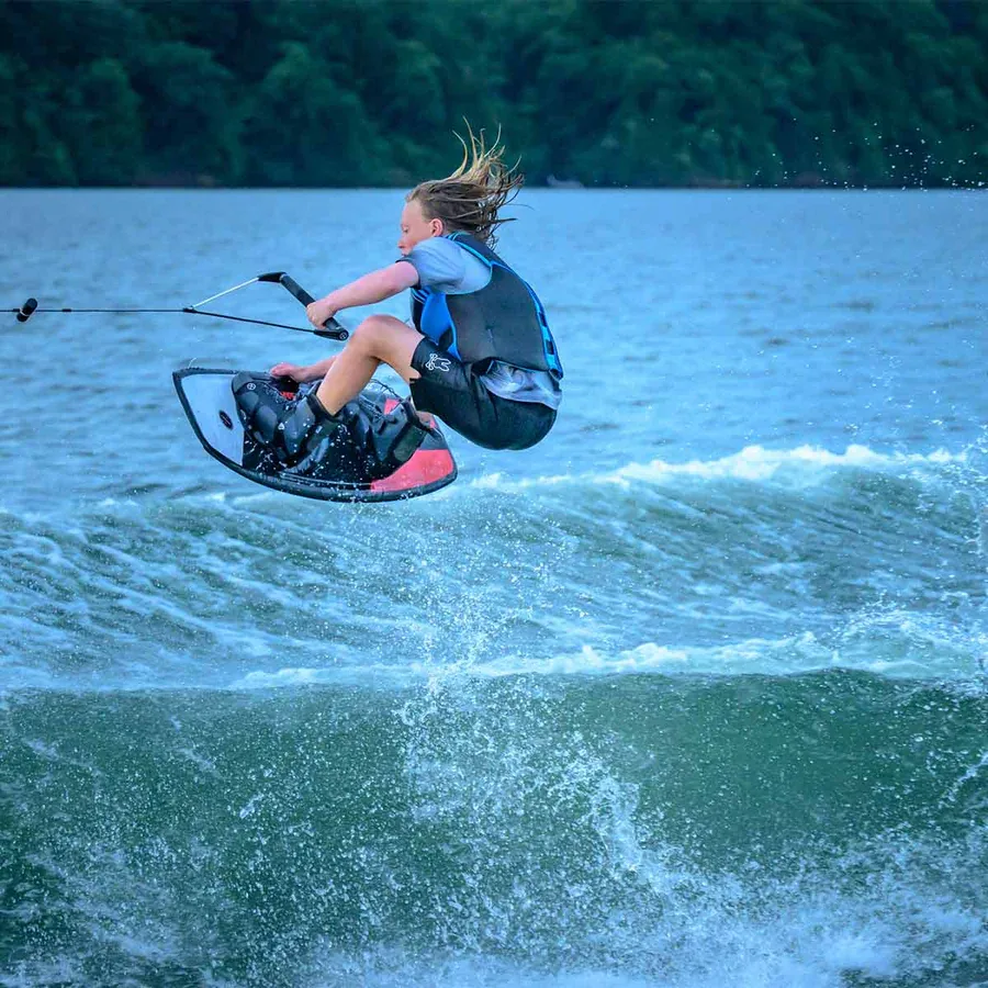 Hyperlite Boy’s Motive Jr Wakeboard w/ Remix Bindings